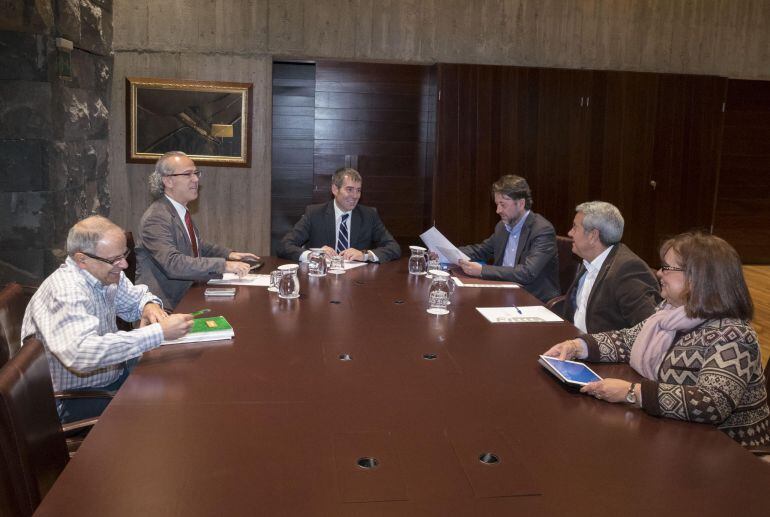 A la reunión asistieron Fernando Clavijo, el responsable de Sanidad, Jesús Morera y el presidente y vicepresidente, Carlos Alonso y Aurelio Abreu. 