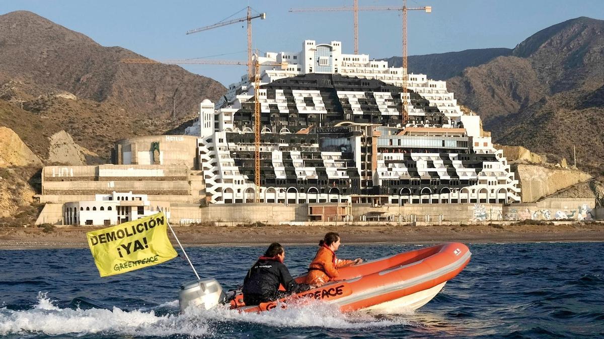 El Algarrobico: un mamotreto de hormigón junto al mar que fue bendecido por el PSOE.