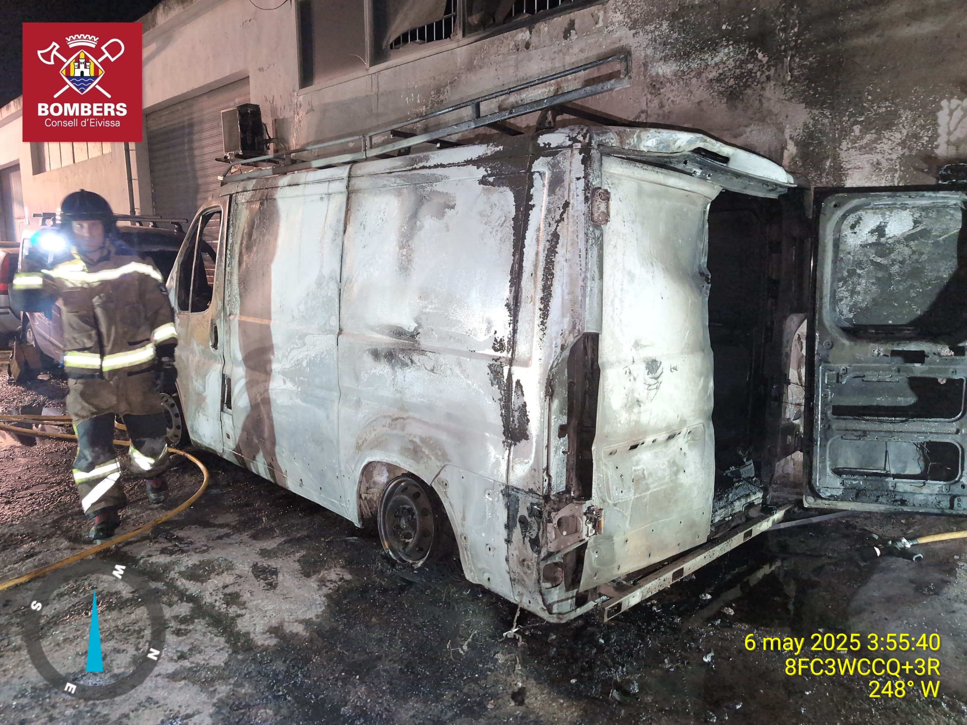 Imagen de una de las furgonetas calcinada en el incendio