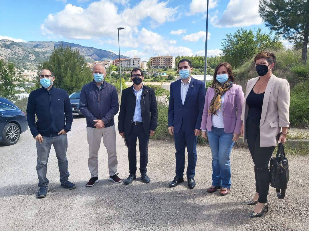 Un instante de la cesión del terreno del Clérigo al consorcio Terra con el actual Ecoparc al fondo