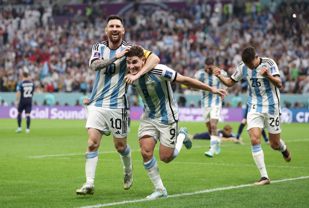 Leo Messi y Julián Álvarez celebran el segundo gol de Argentina.