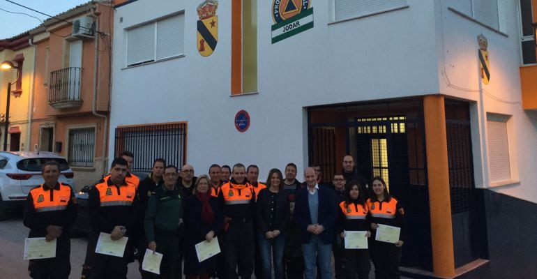 Los nuevos miembros de Protección Civil de Jódar en su entrega de diplomas con Ana Cobo y José Luis Hidalgo.