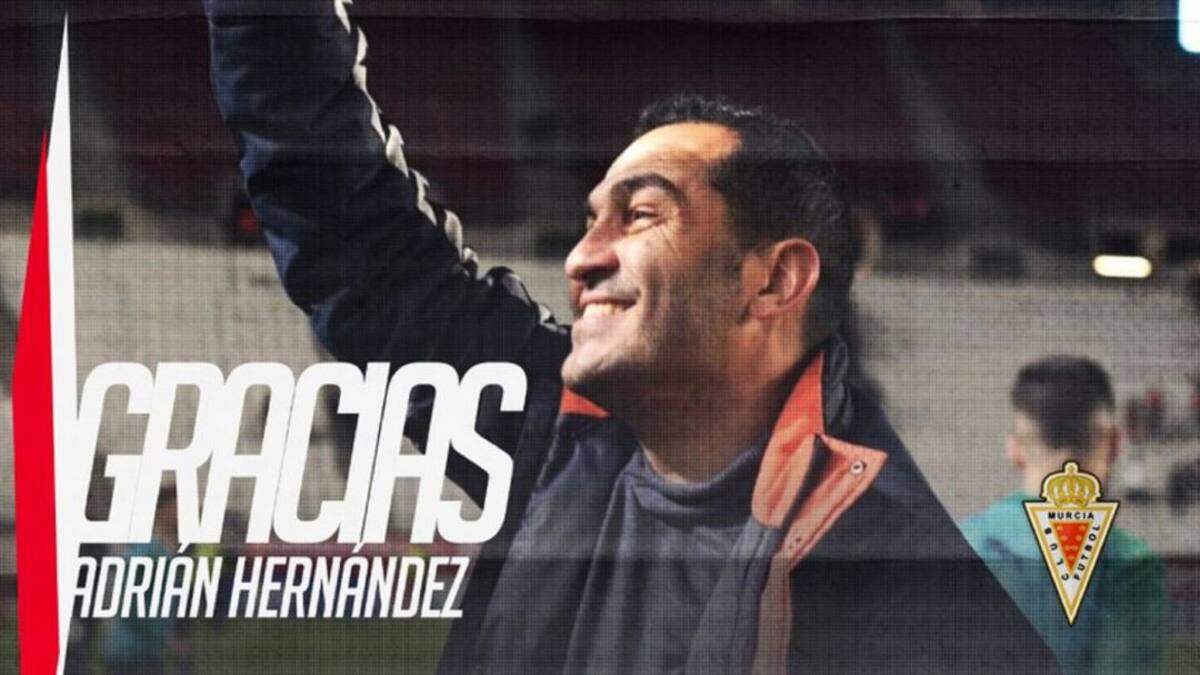 El Real Murcia destituye a Adrián Hernández