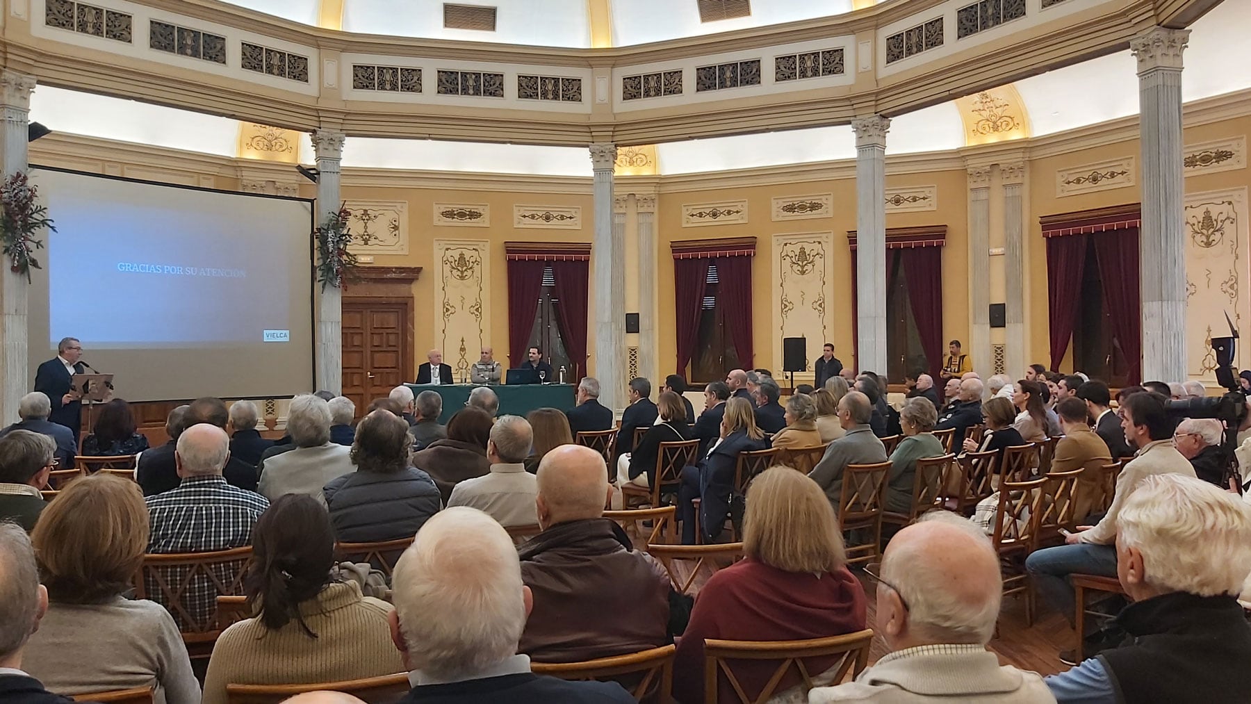 El salón Rotonda ha presentado un gran aspecto con numerosos asistentes pese a celebrarse el acto a mediodía