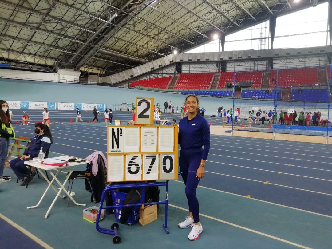 María Vicente posa con su marca de 6,70