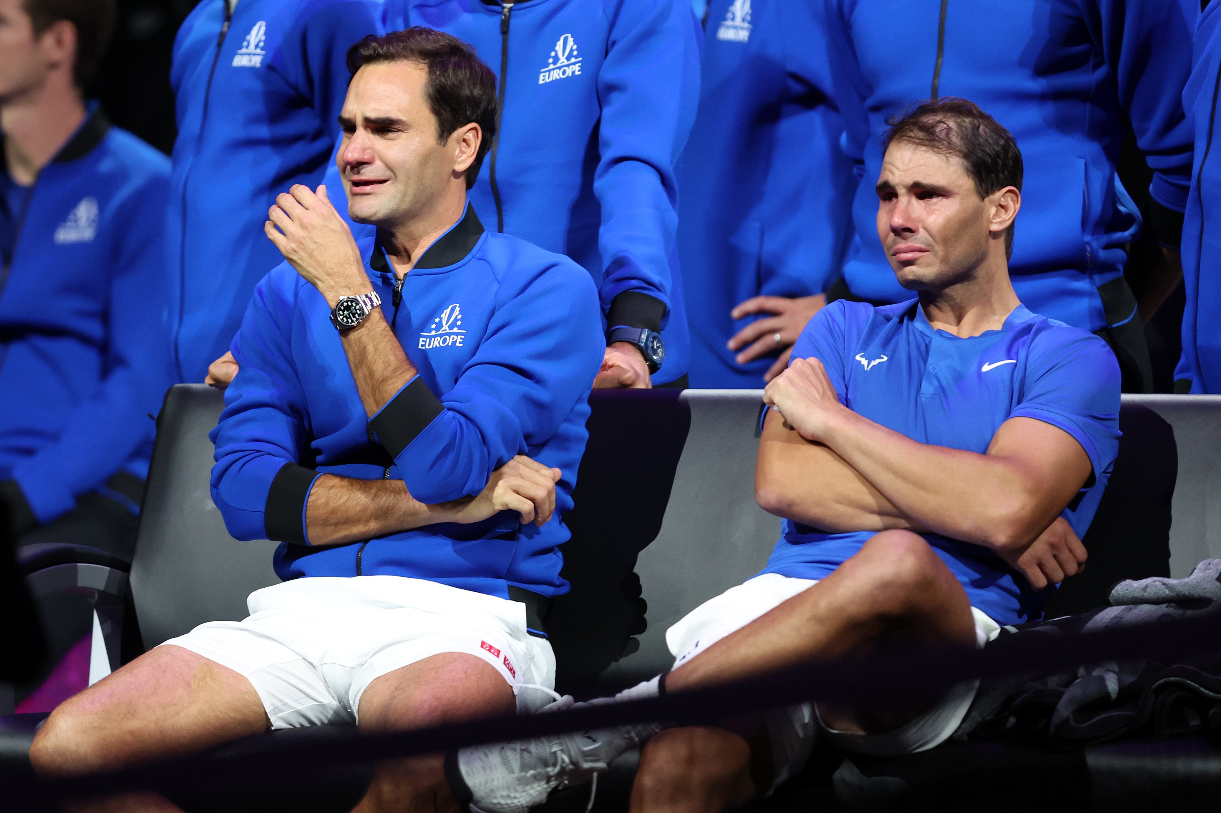 Federer y Nadal lloran tras la retirada del suizo.