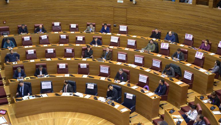 Foto del hemiciclo en el día de la huelga feminista con los asientos de varias diputadas vacíos y con carteles de &quot;yo paro&quot;