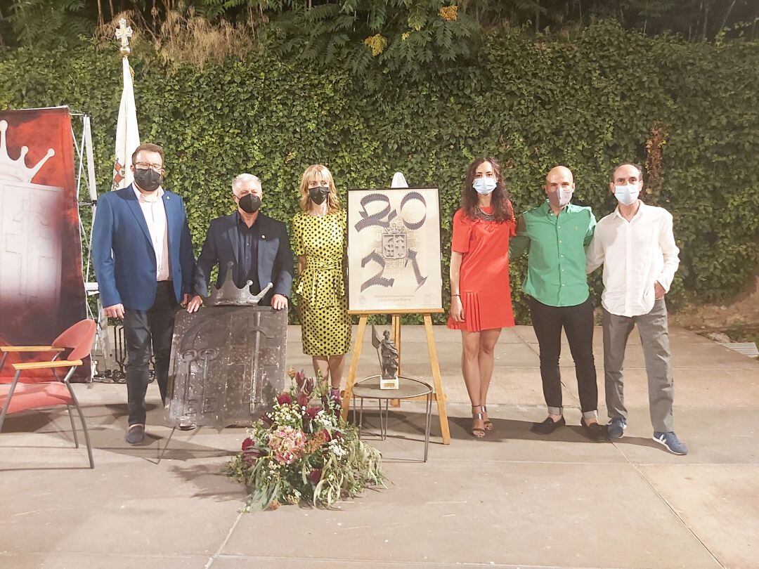 Mireia Estepa en el centro de la imagen, junto al concejal de Fiestas Octavio Cerdá y el autor de la portada de la revista, Lucio Abad