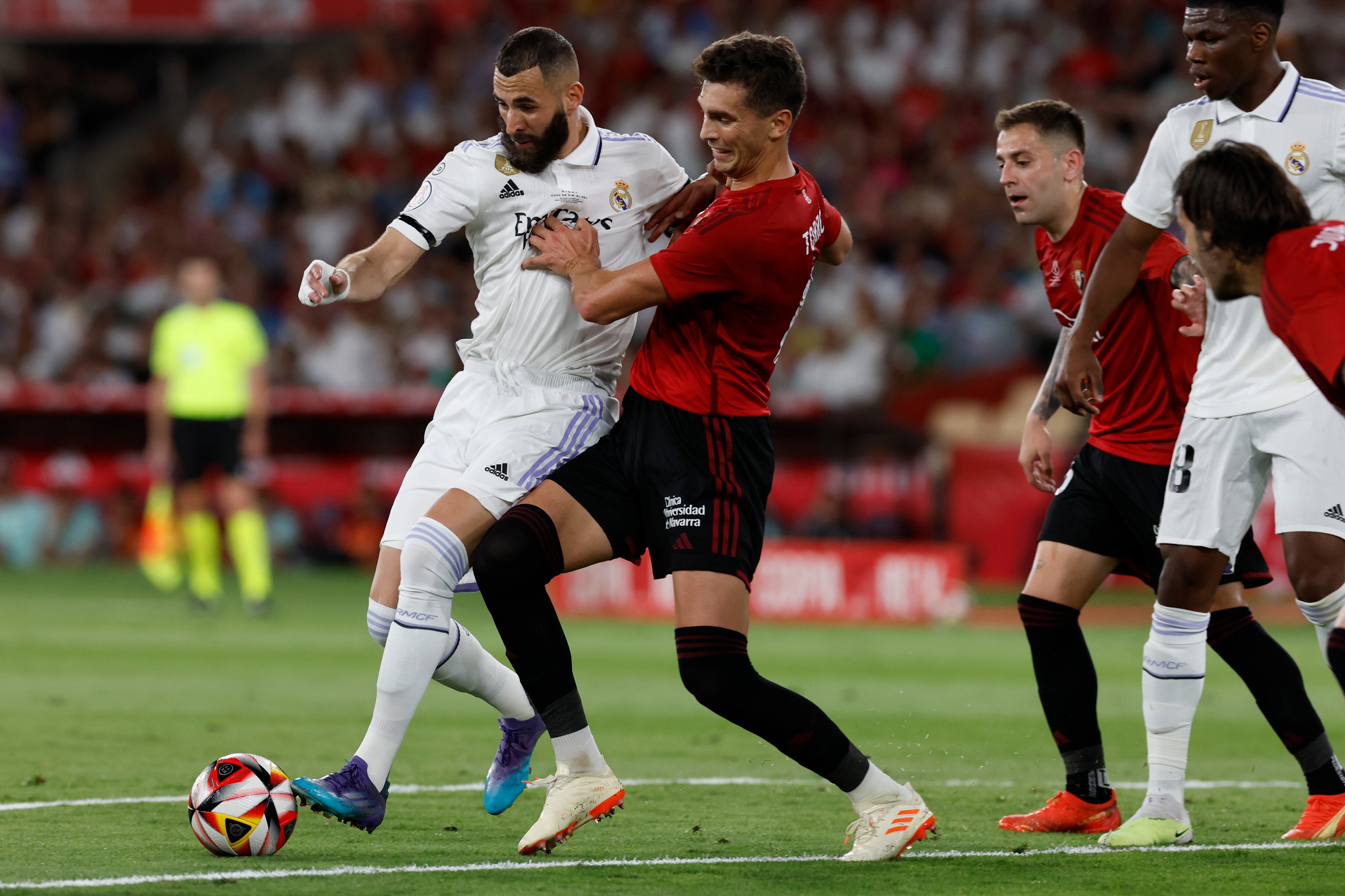 El delantero francés del Real Madrid, Karim Benzema (i), disputa el balón ante el centrocampista de Osasuna, Lucas Torró