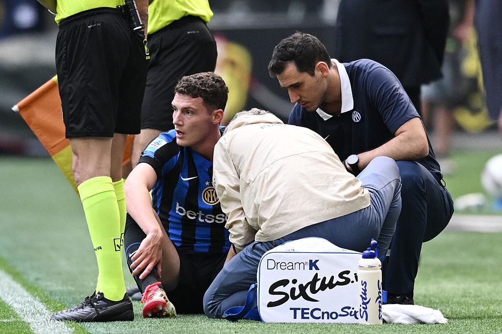Benjamin Pavard, tras caer lesionado en el partido de la Seria A entre el Inter de Milán y la Roma