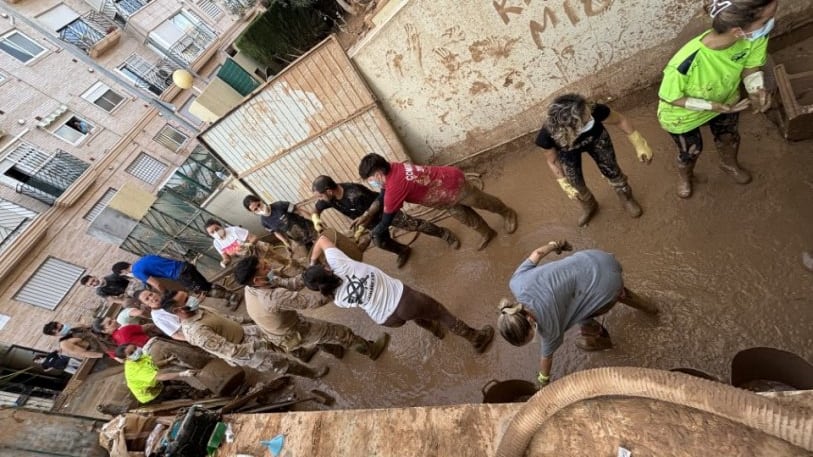 Una cadena humana de amigos y familiares, voluntarios y militares limpian la casa de Miguel y Raquel.