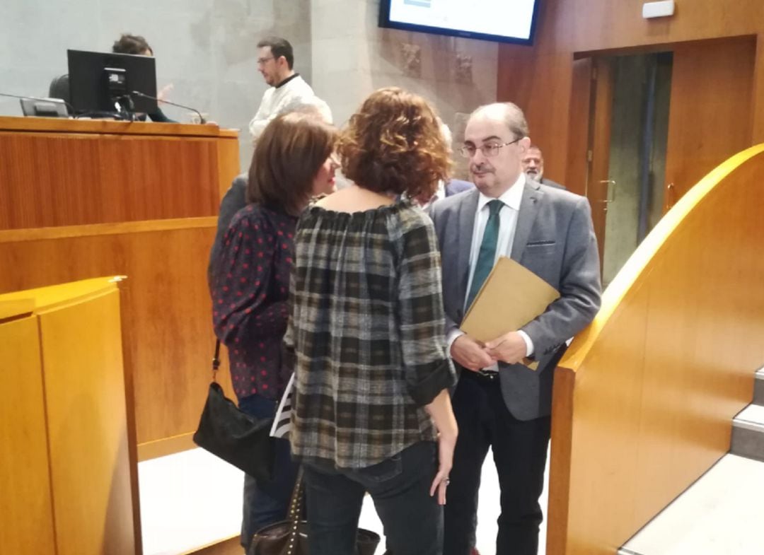 Javier Lambán, hablando con Carmen Martínez (CHA) y Patricia Luquin (IU), antes del inicio de la sesión en las Cortes de Aragón 