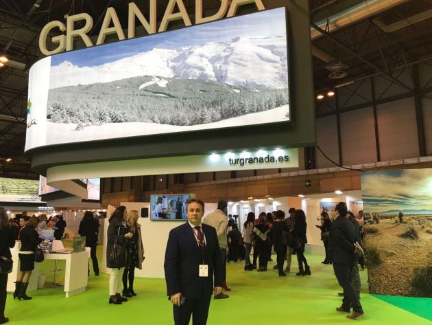 El diputado de Turismo, Enrique Medina, en el expositor de Granada en Fitur&#039;18