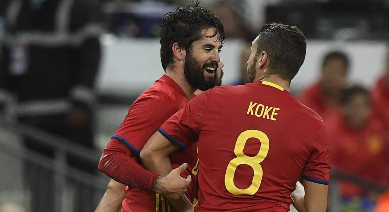 Isco y Koke bromean tras el gol del malagueño que supuso el empate de España frente a Inglaterra