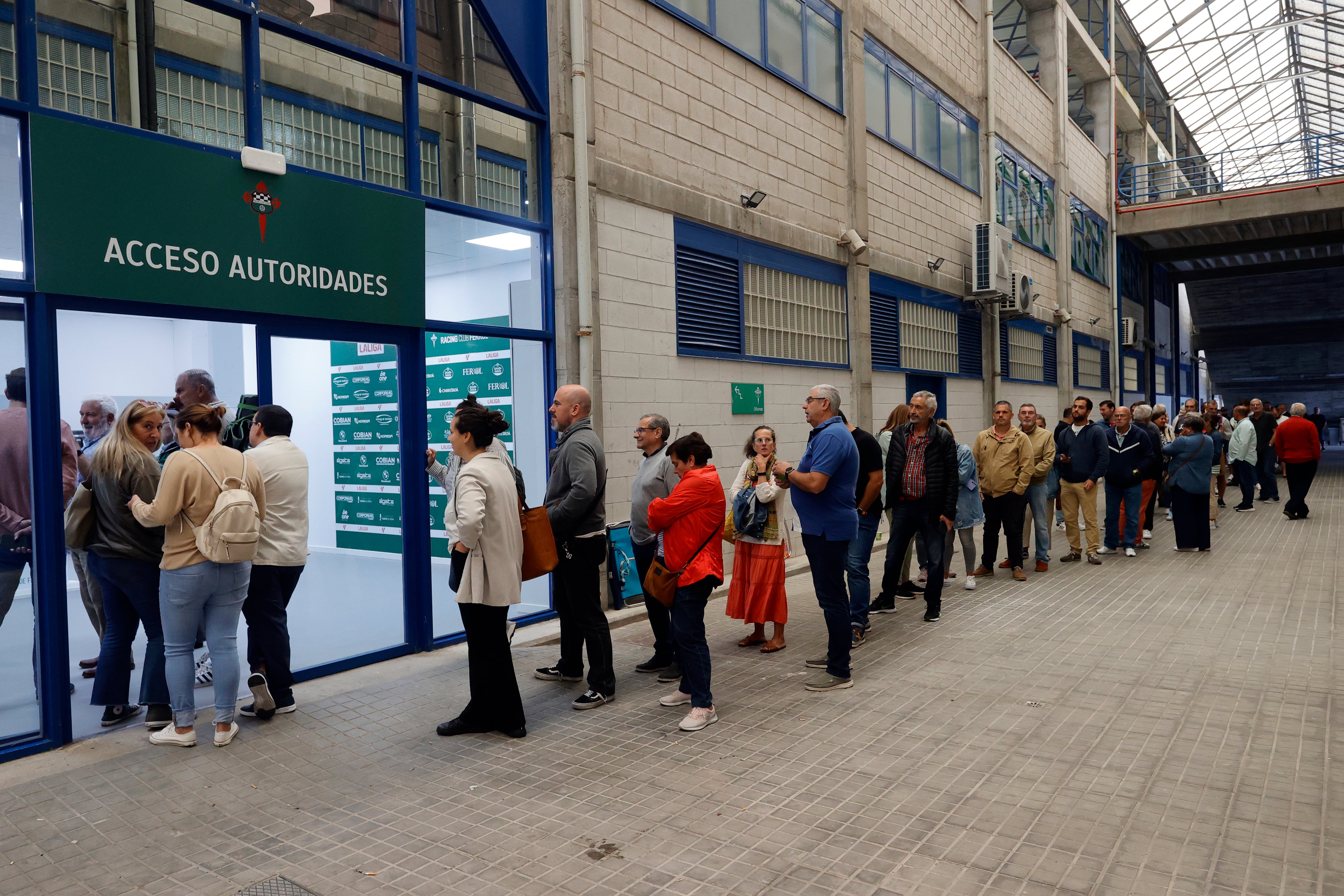 Imagen de la cola registrada en la mañana de este miércoles en las oficinas del Racing en el estadio de A Malata (foto: Kiko Delgado / EFE)