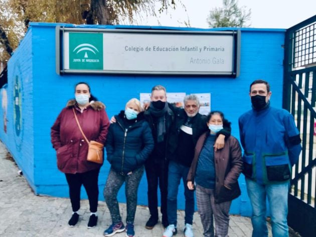 Casas (en el centro), junto a vecinos del barrio de Las Moreras, posa frente a la fachada del colegio en que trabaja