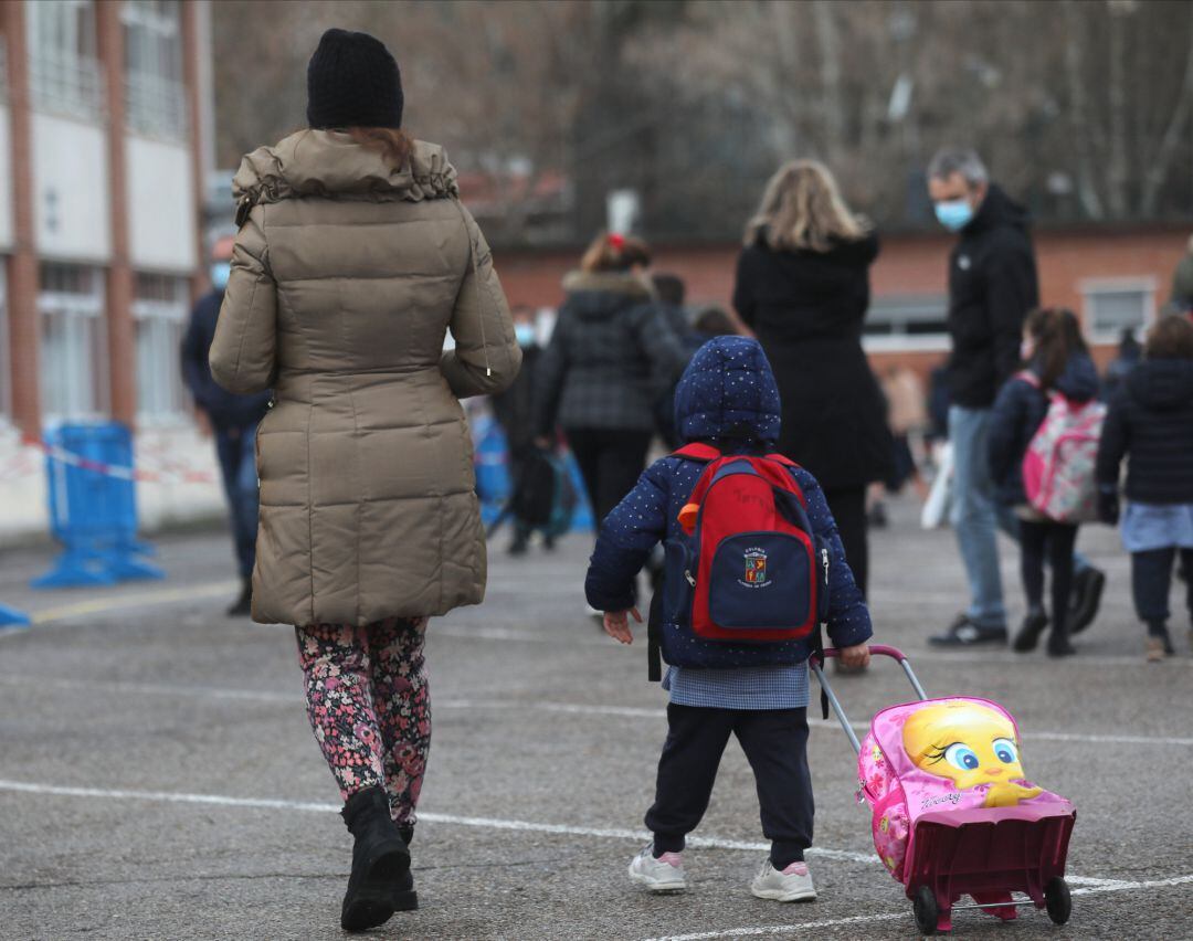 Una niña a su llegada al primer día de clase presencial tras la Navidad.