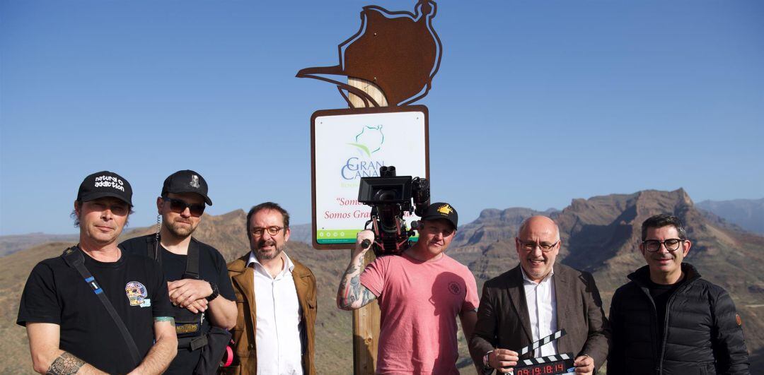 El presidente del Cabildo, Antonio Morales, junto al equipo de grabación de &#039;The Witcher&#039;