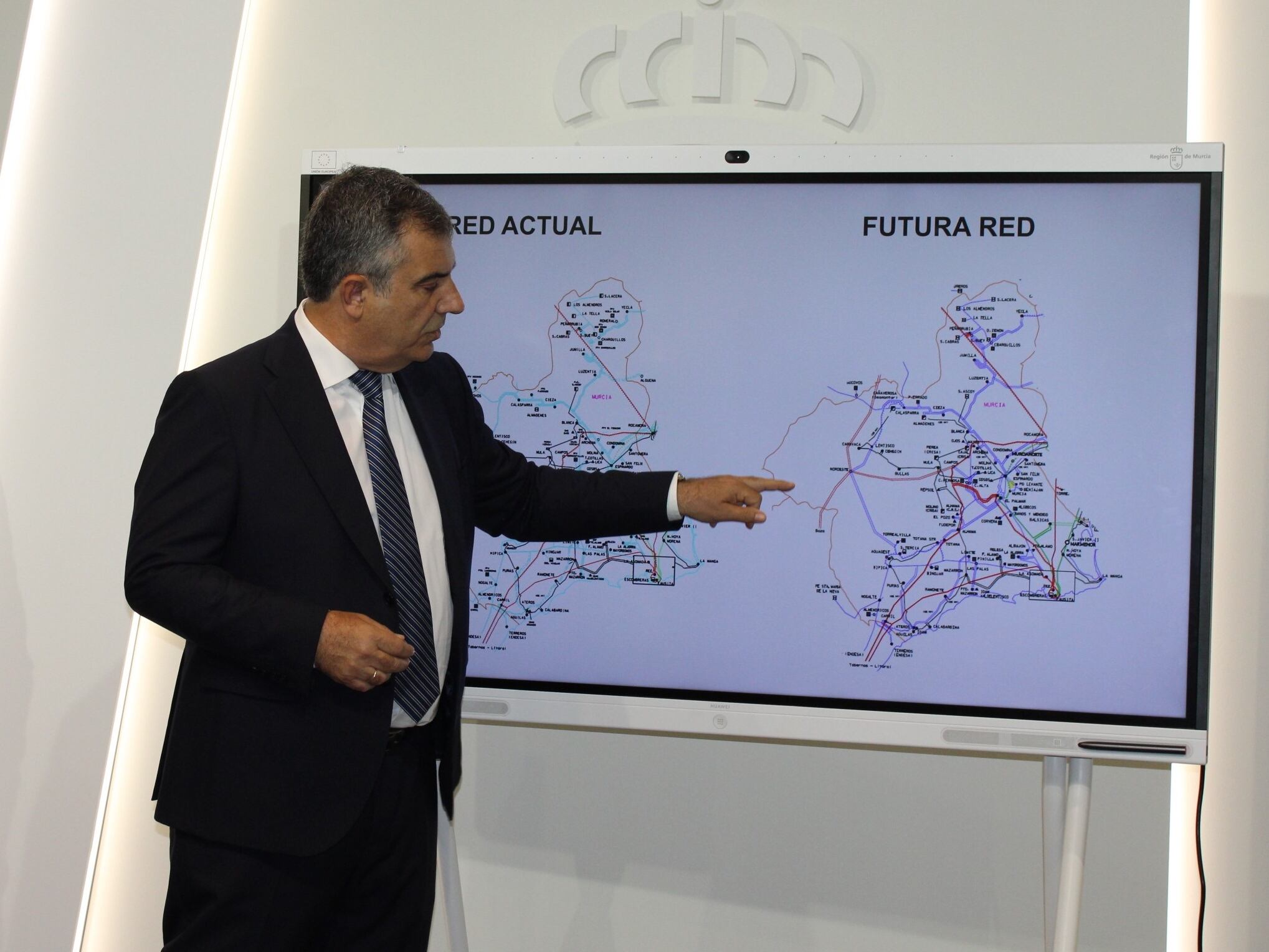 El consejero de Medio Ambiente, Universidades, Investigación y Mar Menor, Juan María Vázquez, durante la rueda de prensa informativa sobre la necesidad de adaptar la red eléctrica en la Región de Murcia al reto de las renovables y la descarbonización