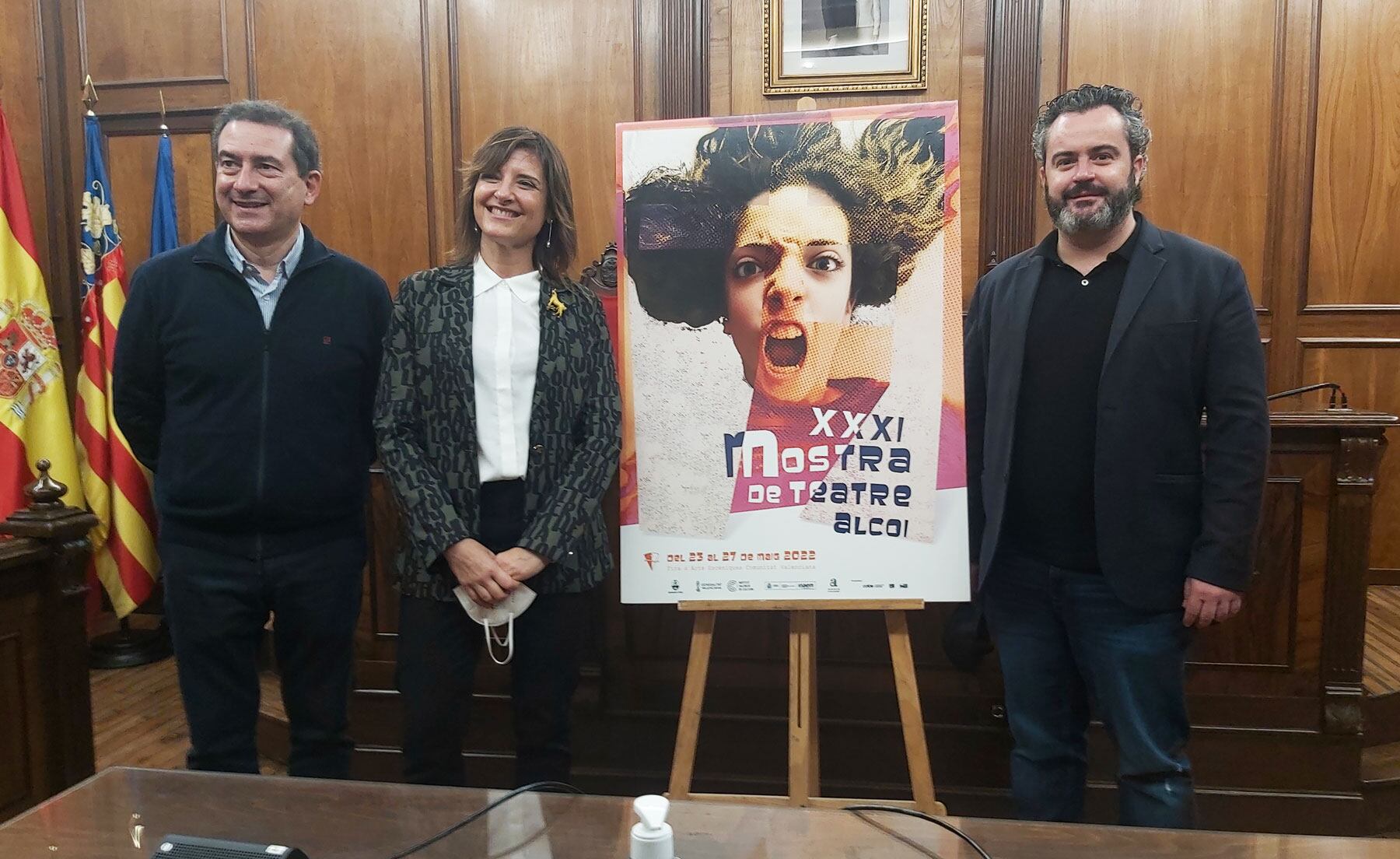 Miquel Santamaria, Silvia Sempere y Raül Llopis con el cartel de la 31 edición de la Mostra de Teatre