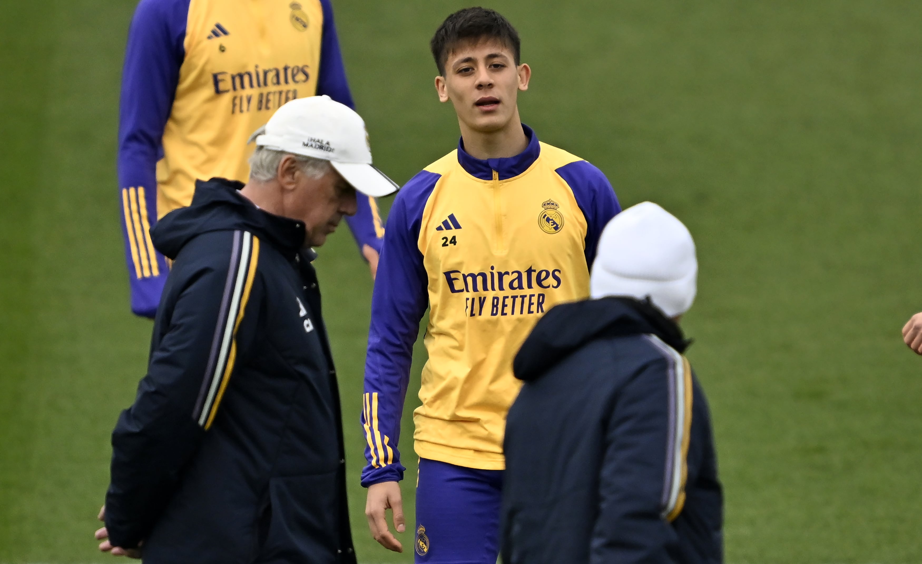 Arda Güler y Carlo Ancelotti durante un entrenamiento del Real Madrid en Valdebebas. (Photo by Burak Akbulut/Anadolu via Getty Images)