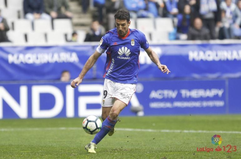 Toché golpea un balón en el partido contra el Alcorcón en el Carlos Tartiere.