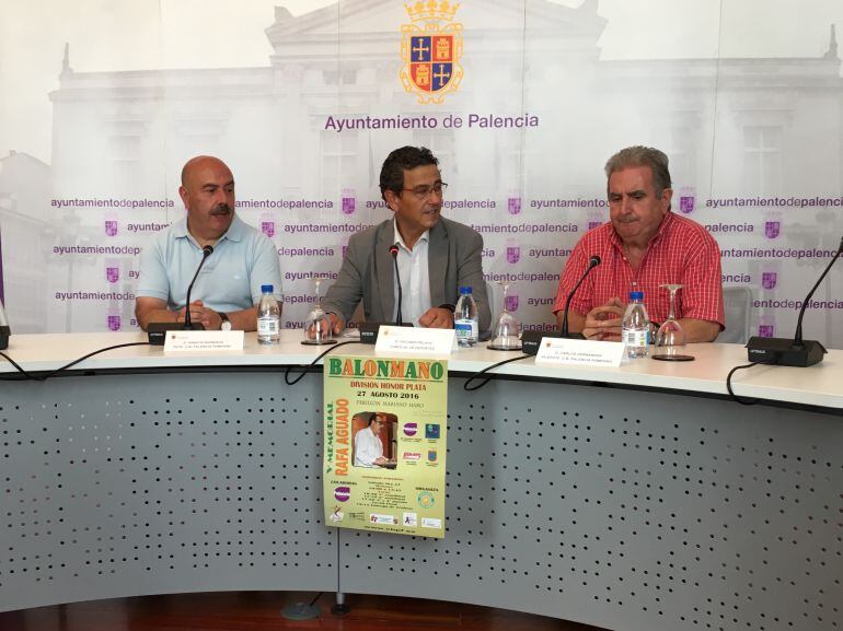 De izquierda a derecha; Ignacio Rioseras, Presidente C.B. Palencia Femenino; Facundo Pelayo, Concejal de Deportes de Palencia; y Carlos Hernández, Vicepresidente del C.B. Palencia Femenino