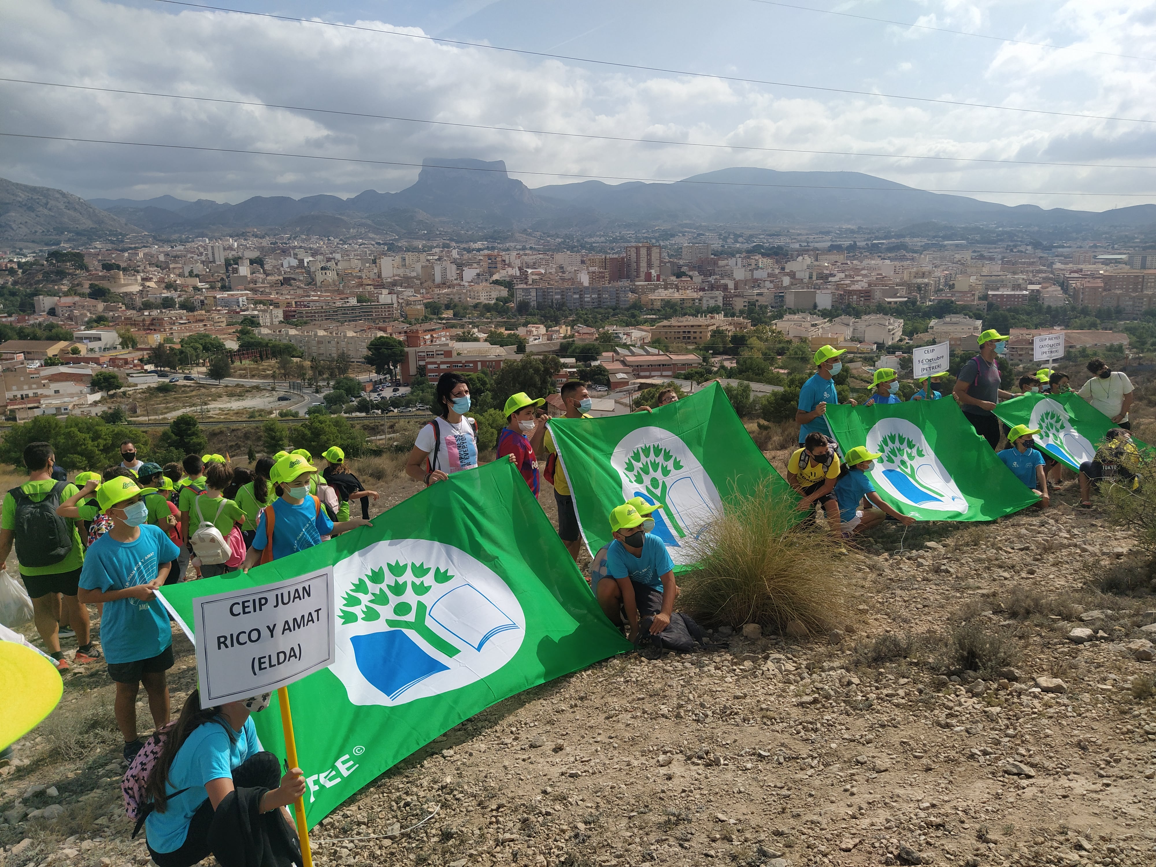 Imagen de archivo del momento de la entrega de las primeras banderas verdes en Bolón (septiembre del 2021); los cuatro primeros colegios fueron: - 9 de octubre (Petrer)
- Reyes Católicos (Petrer)
- Pintor Sorolla (Elda)
- Juan Rico y Amat (Elda)