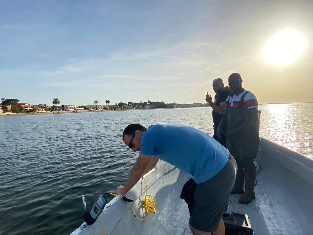 Técnicos del IMIDA toman mediciones del estado del agua en el Mar Menor