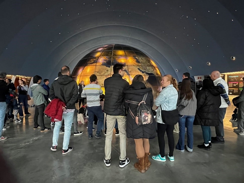 Turistas en el planetario de Aragón situado en Huesca