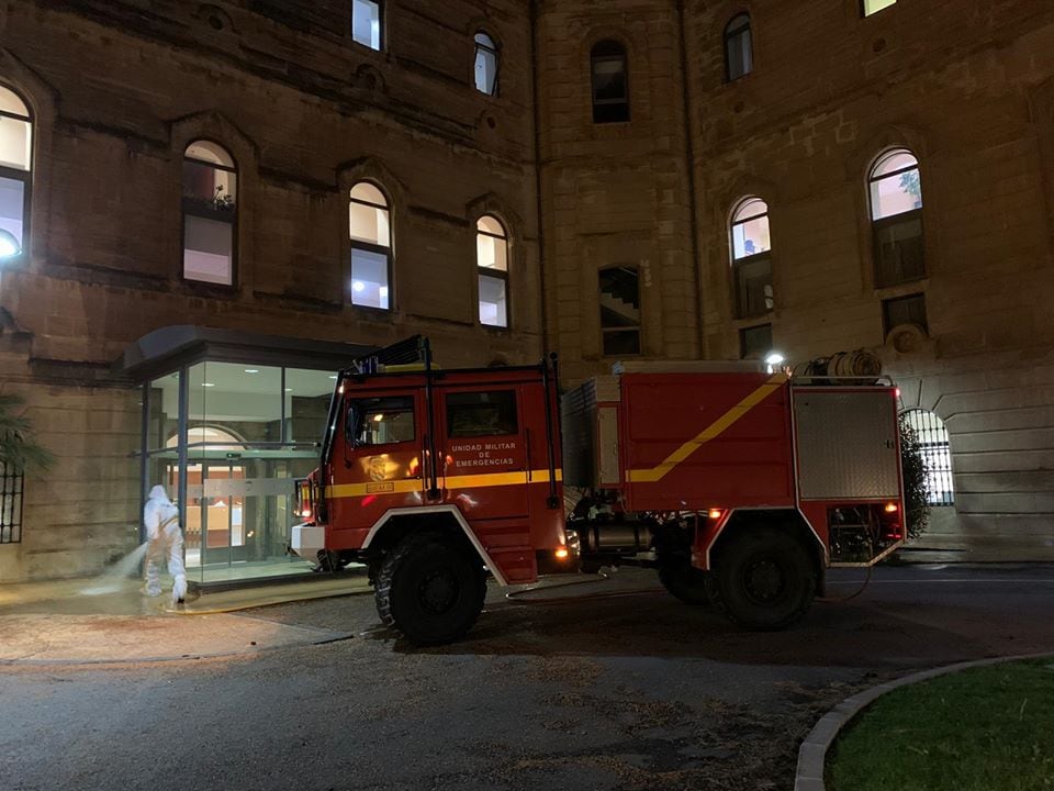 Imagen de archivo de las labores de desinfección de DomusVi Alcoy durante la pandemia