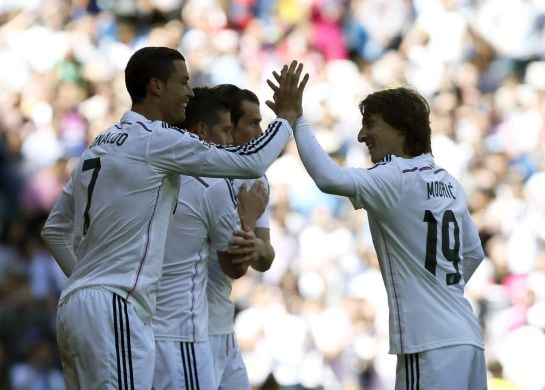 Cristiano recibe la felicitación de su compañero Luka Modric tras marcar gol ante el Granada