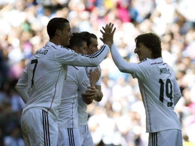Cristiano recibe la felicitación de su compañero Luka Modric tras marcar gol ante el Granada