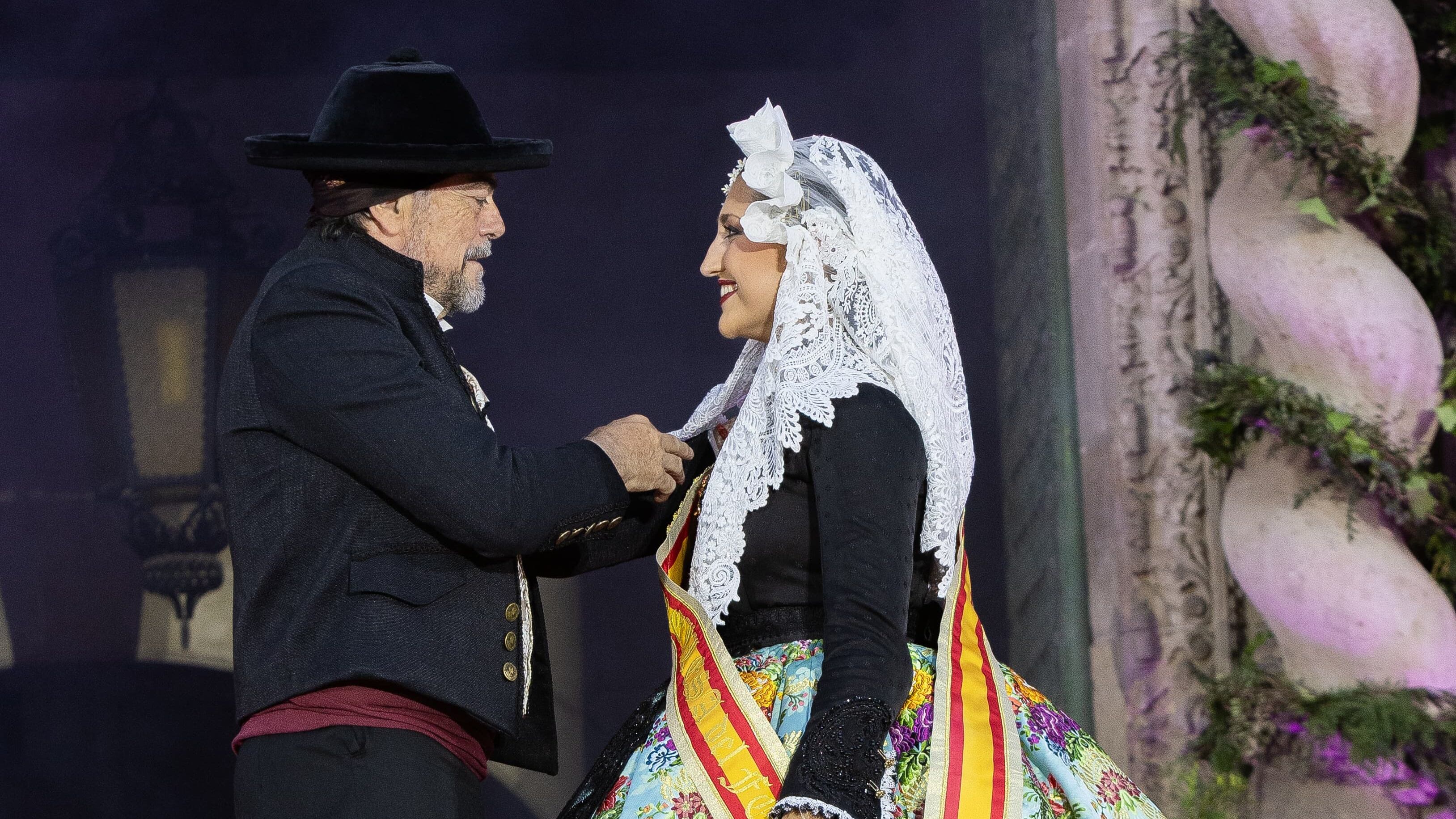 El alcalde de Alicante, Luis Barcala, proclama a Adriana Vico como Bellea del Foc d&#039;Alacant 2025. Foto: Reme Vélez