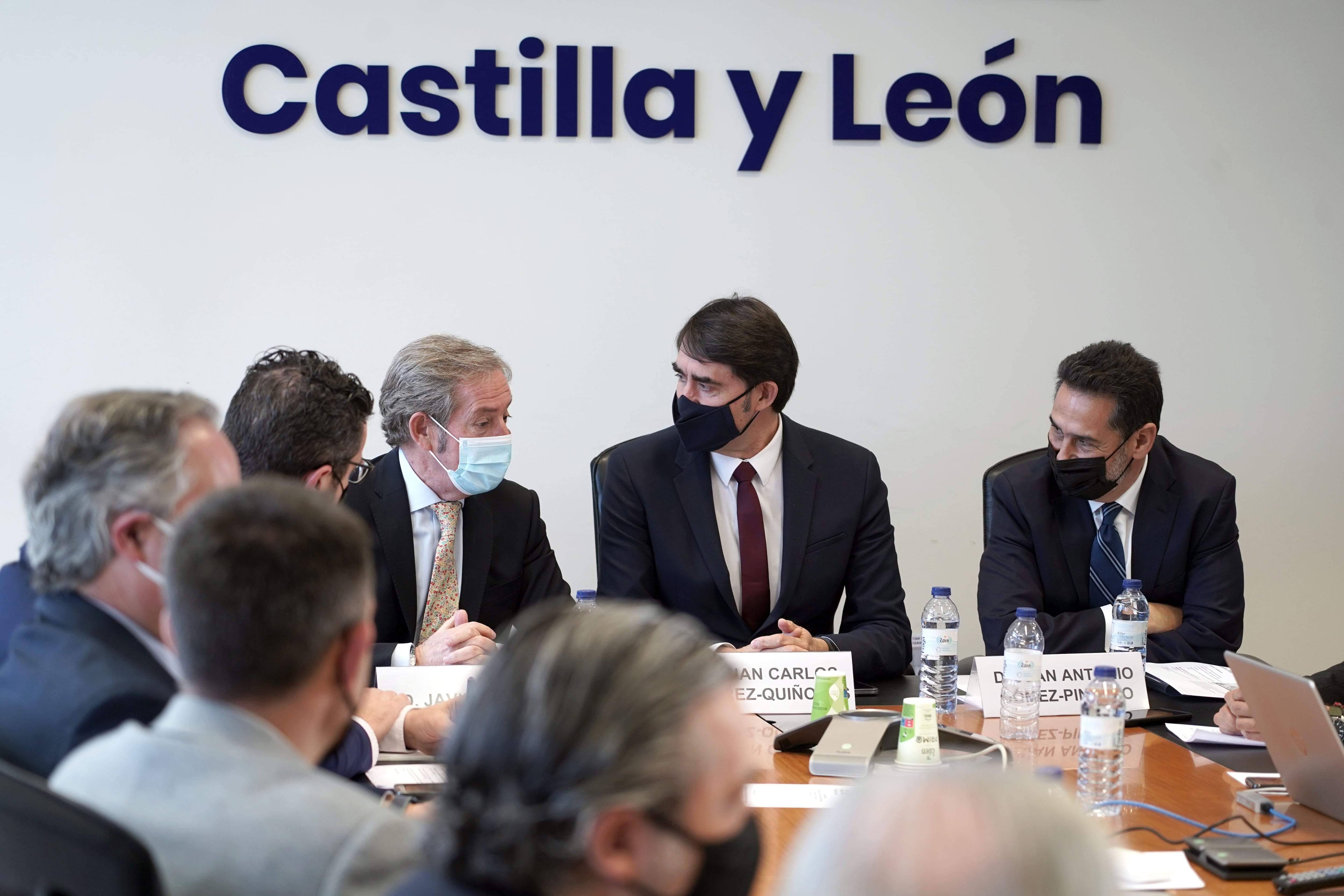 El consejero en funciones de Fomento y Medio Ambiente de la Junta de Castilla y León, Juan Carlos Suárez-Quiñones, el presidente de la Confederación Castellano y Leonesa de Construcción (CNC Castilla y León), Javier Vega .