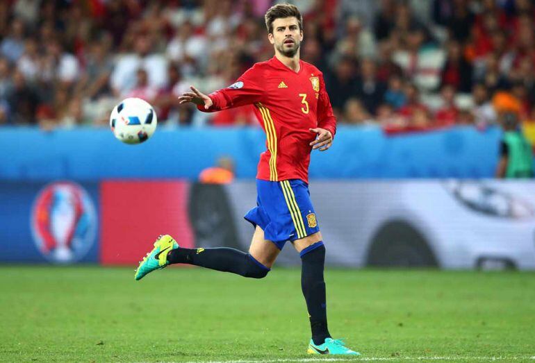 Piqué durante un partido con España 