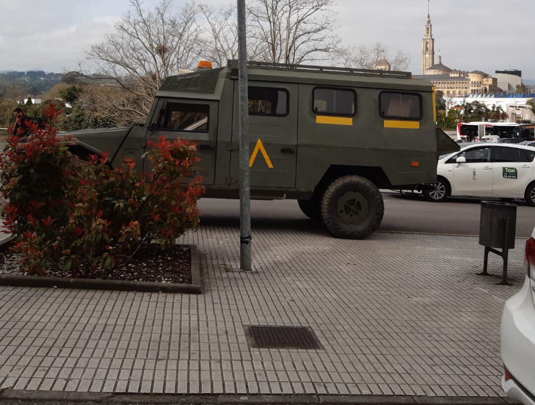 Un camión del Ejército junto al Hospital de Cabueñes. 