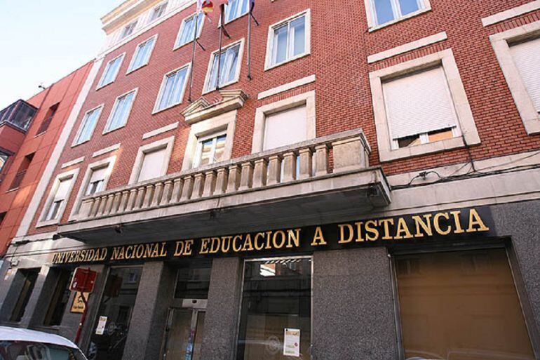 Edificio de la UNED en la calle La Puebla de Palencia. 