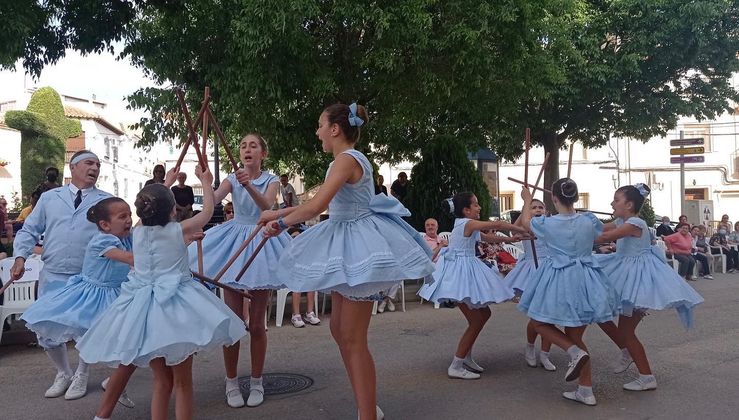 Danzantas de Mota del Cuervo en el &quot;paloteo&quot;