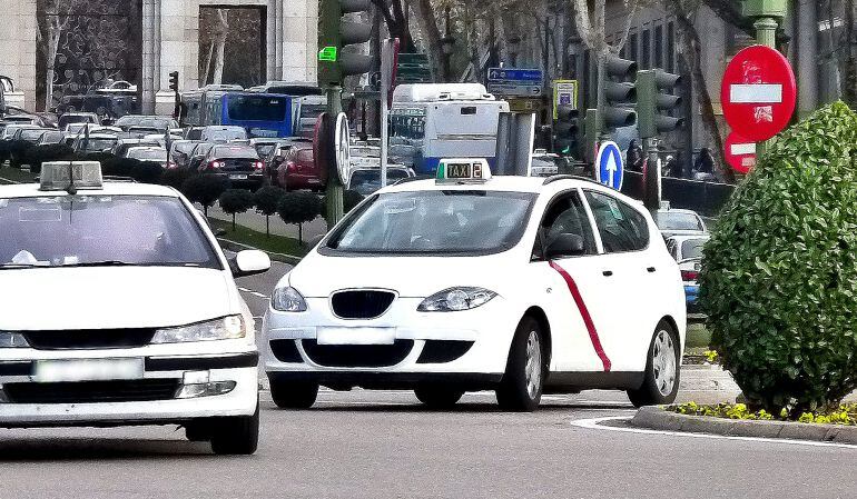 El retraso en la entrega del coche provocó un perjuicio económico al dueño de la licencia de taxi