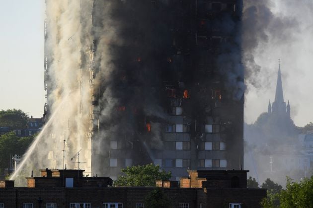 Los bomberos trabajan desde la una de la madrugada en la extinción.