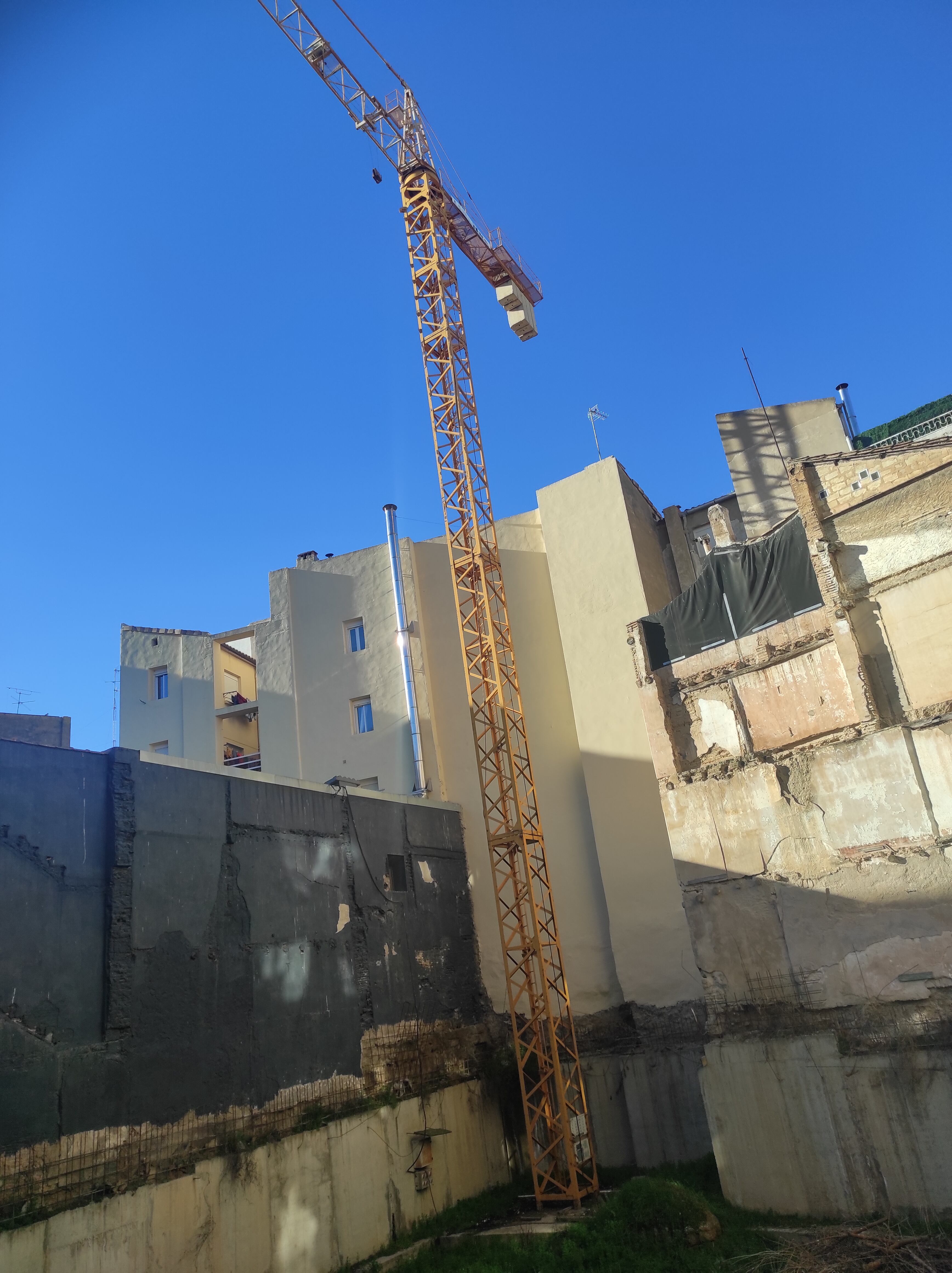 Grúa situada en la calle Vidanía