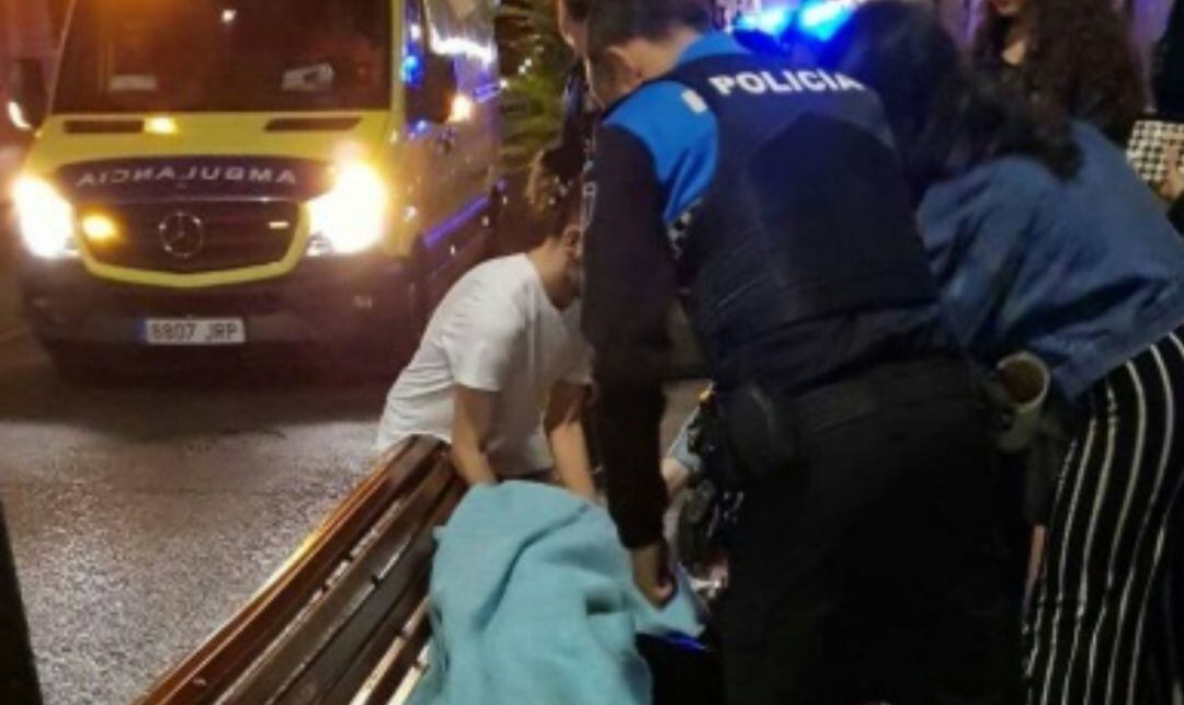 El joven es atendido a las puertas de la discoteca