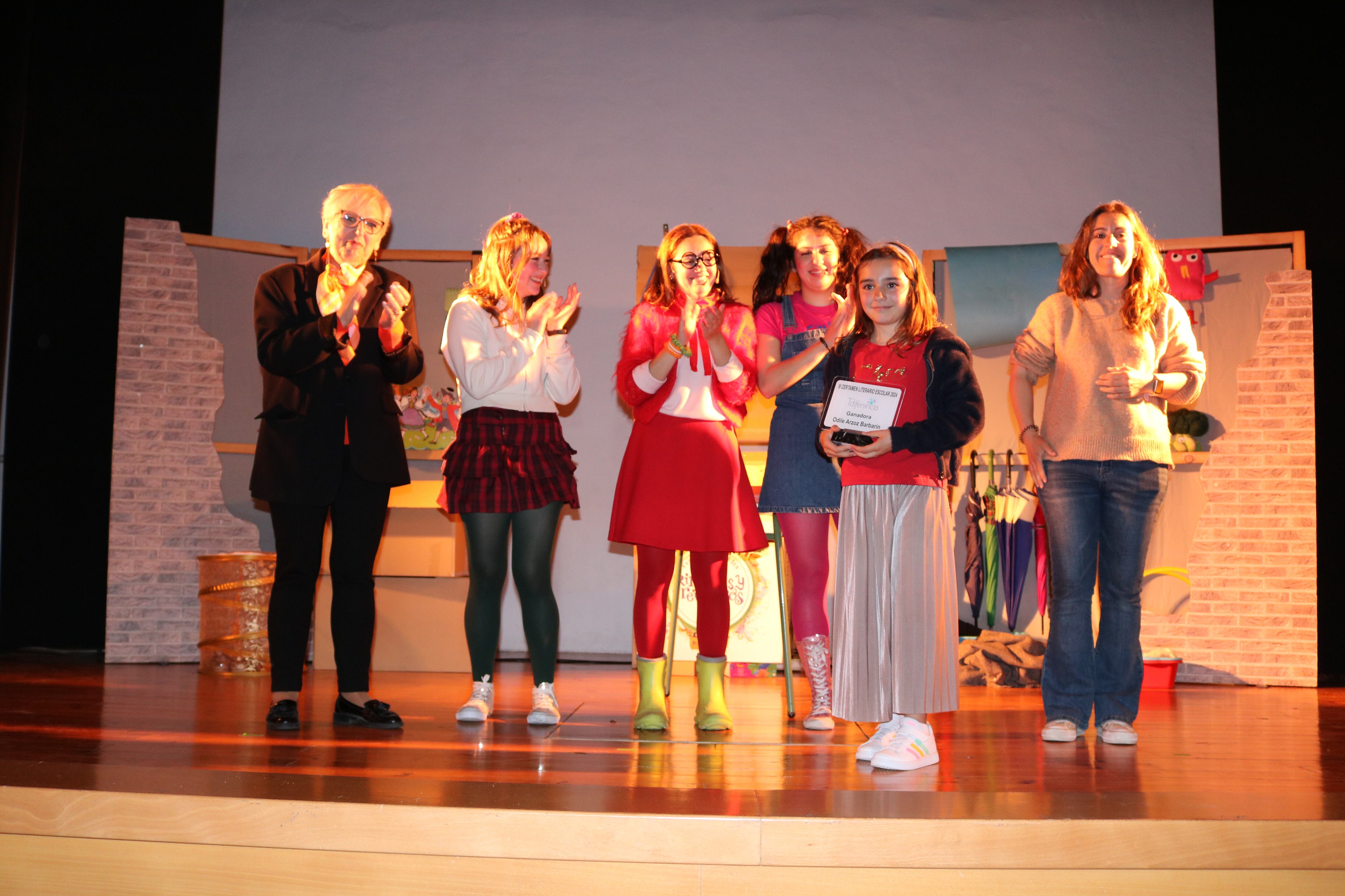 Tdiferencia entrega el premio a Odile Arzoz, del Colegio de Puente la Reina, ganadora de la III Edición del Certamen Literario