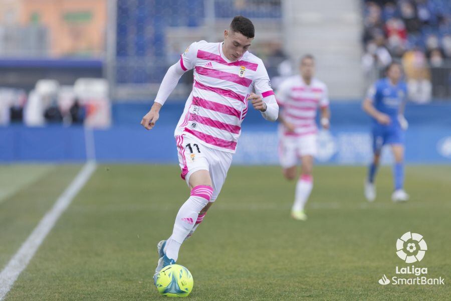 Erik Jirka conduce el balón durante un partido contra el Fuenlabrada (LaLiga)