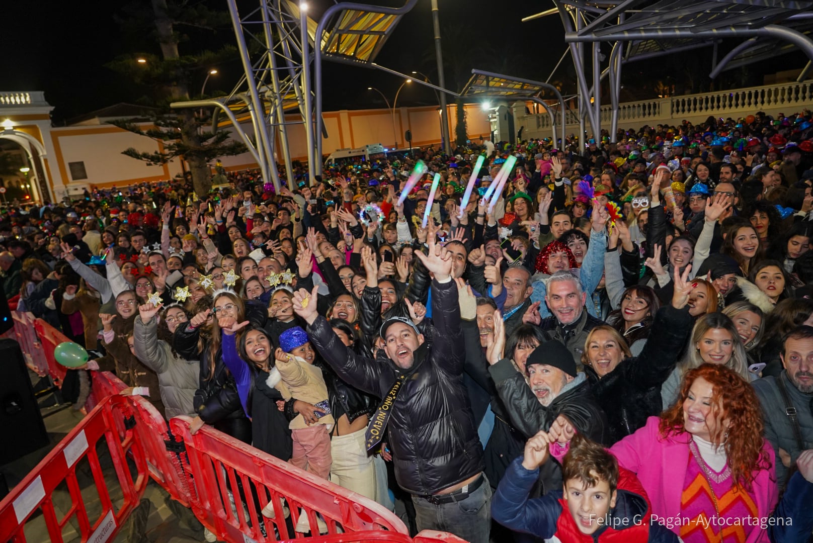 Preúvas 2023 en la plaza del Rey con el reloj del Arsenal de Cartagena