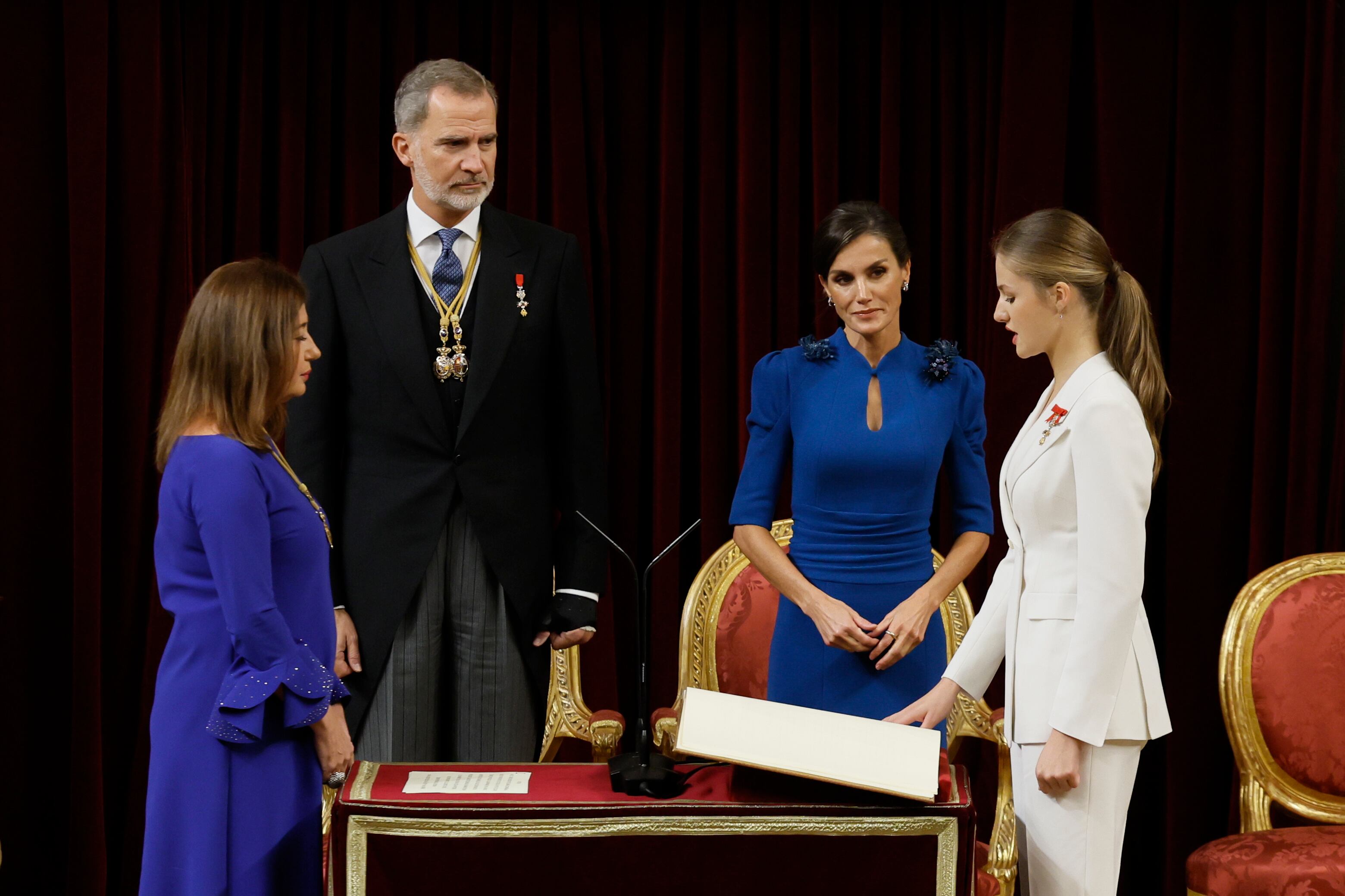 MADRID, 20/12/2023.- La princesa Leonor (d) jura la Constitución ante la presidenta del Congreso, Francina Armengol (i), y los reyes de España, Felipe VI (2i) y Letizia (2d), en el día de su 18 cumpleaños el 31 de octubre de 2023, en el Congreso de los Diputados, en una ceremonia que representó el hito más importante de su trayectoria institucional y pavimenta el camino para que algún día se convierta en reina. EFE/ Ballesteros
