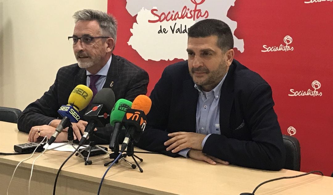 A la izquierda, Jesús Martín, cabeza de lista del PSOE de Valdepeñas. A la derecha, actual secretario general de los socialistas en esta localidad y número 7 en las próximas elecciones, Manuel Martínez Alcorocho 