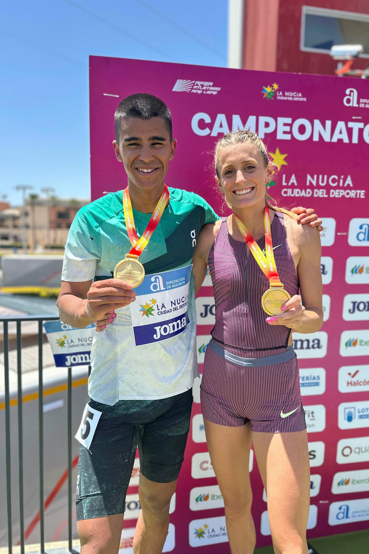 El cántabro Mohamed Attaoui y la canaria Lorea Ibarzabal posan con sus medallas.