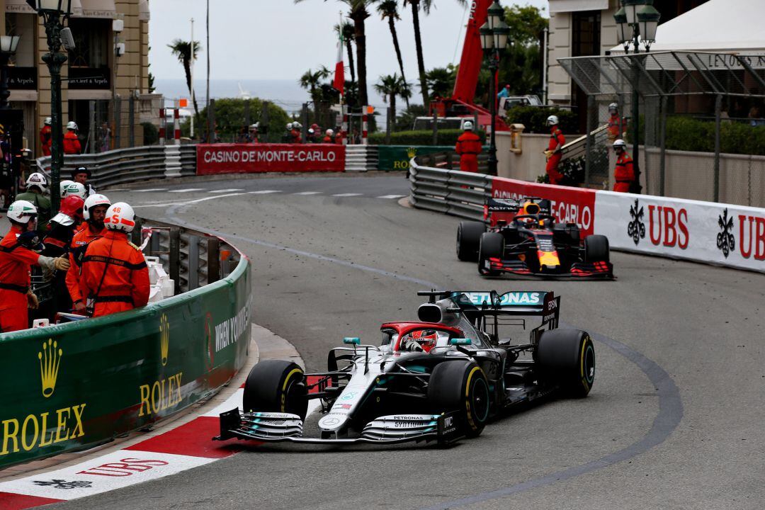 Hamilton, por delante de Verstappen durante el Gran Premio de Mónaco